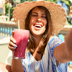 femme qui avec un smoothie