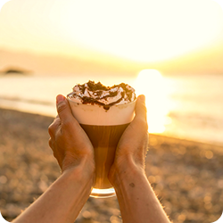 coucher de soleile avec un café gourmand