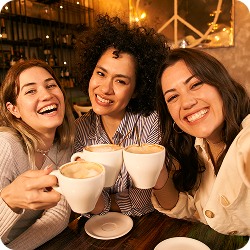 3 amies qui boivent des cafés