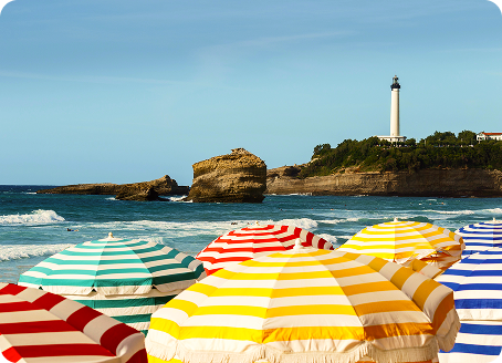plage de Biarritz vue sur le phare et parasol