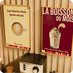 Interieur du Bakery Bliss Café avec vue rapporchée sur deux affiches murales
